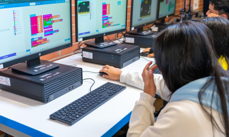Foto que muestra una niña frente a un computador 