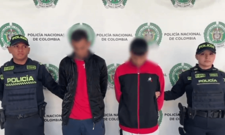 Foto de los dos capturados en medio de dos Policías.