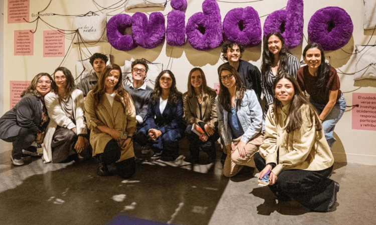 Foto de secretaria de la Mujer, Laura Tami, junto a otras mujeres.