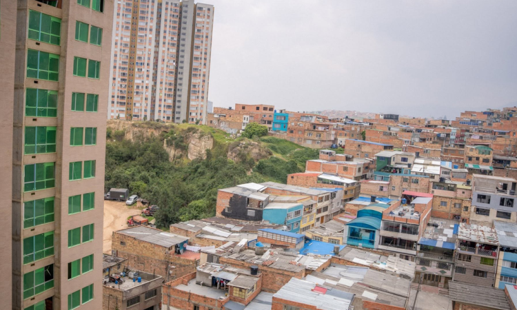 Vista panorámica de un barrio de Bogotá con viviendas de ladrillo, edificios residenciales y zonas verdes.