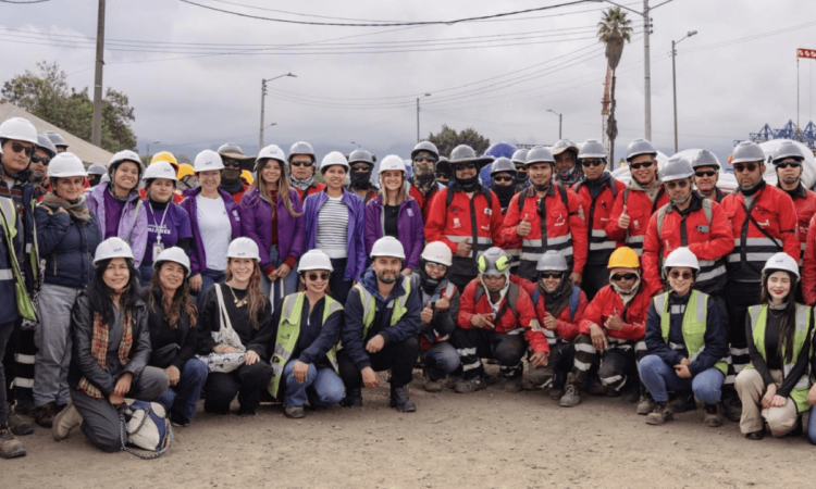 Trabajadores y trabajadoras del Metro de Bogotá con mujeres de la Secretaría de la Mujer