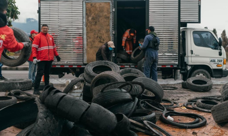 Foto de funcionarios del Distrito en un operativo de limpieza 