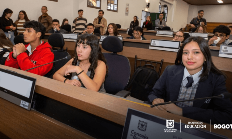 Foto que muestra estudiantes hablando 