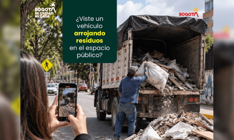 Foto que muestra un camión descargando residuos en el espacio público