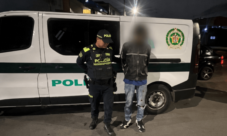 Foto que muestra un policía y un capturado 