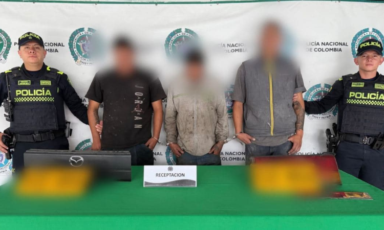 Foto de capturados en Bogotá junto a policías