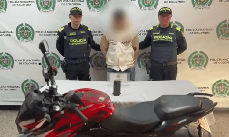 Hombre capturado en medio de dos policías