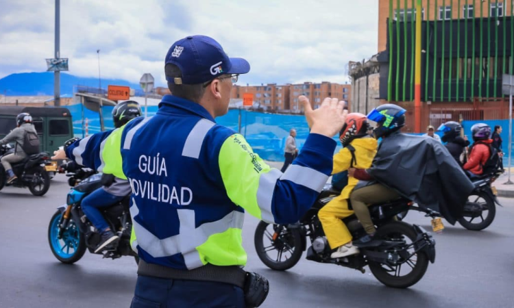 Foto de un guía de tránsito en una vía de Bogotá