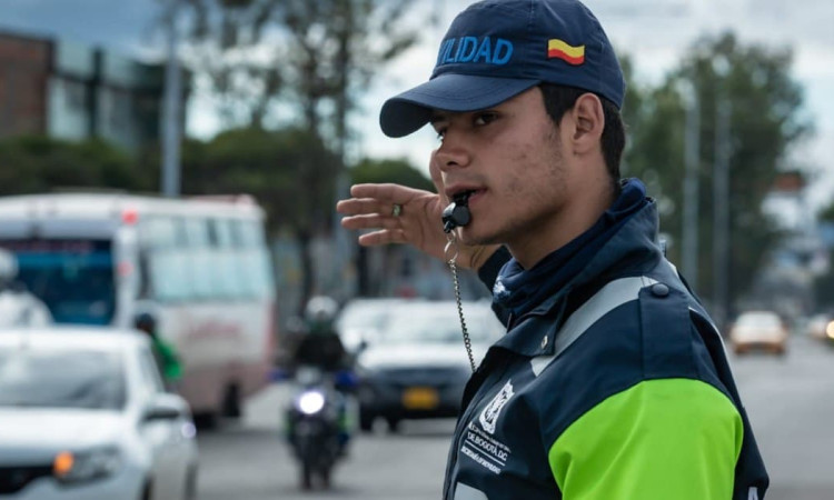Foto de un guía de tránsito en una vía de Bogotá 