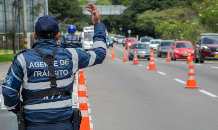 Foto de un agente de tránsito en una vía de Bogotá