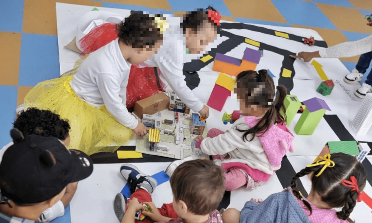 Foto que muestra niñas y niños jugando 