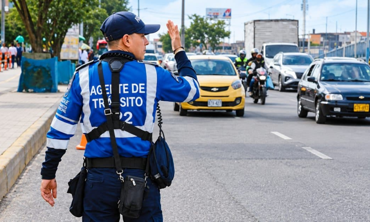Foto de un agente de tránsito en una vía de Bogotá