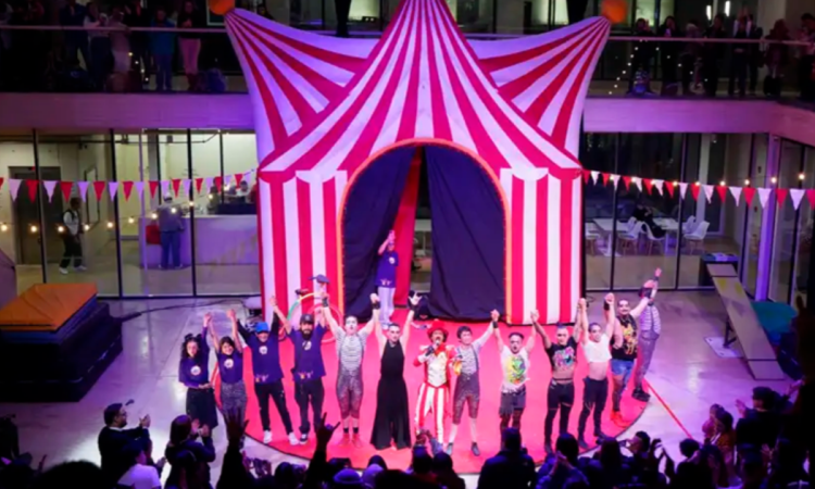 Imagen de un escenario del CEFE Chapinero en el que se presenta un espectáculo de circo.