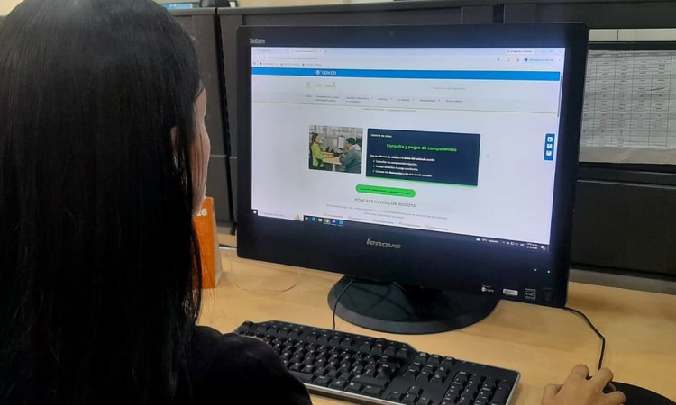 Foto de una mujer en página de la Secretaría de Movilidad.