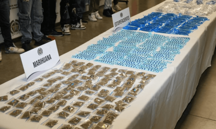 Droga incautada puesta sobre una mesa.