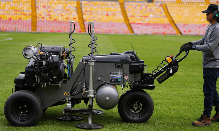 Equipo especializado de mantenimiento y monitoreo de césped ubicado sobre la gramilla del estadio Nemesio Camacho El Campín de Bogotá.