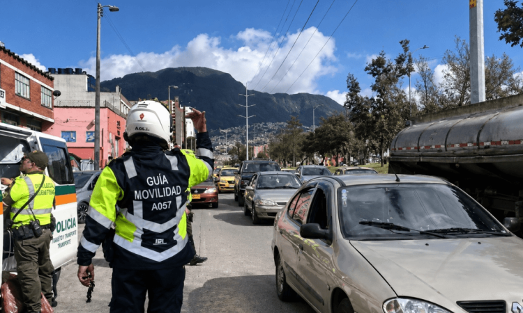 Foto que muestra carros y un policía