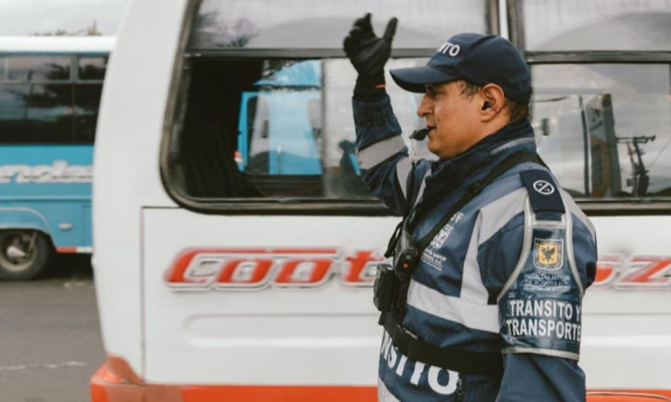 Foto de un agente de tránsito en una vía de Bogotá
