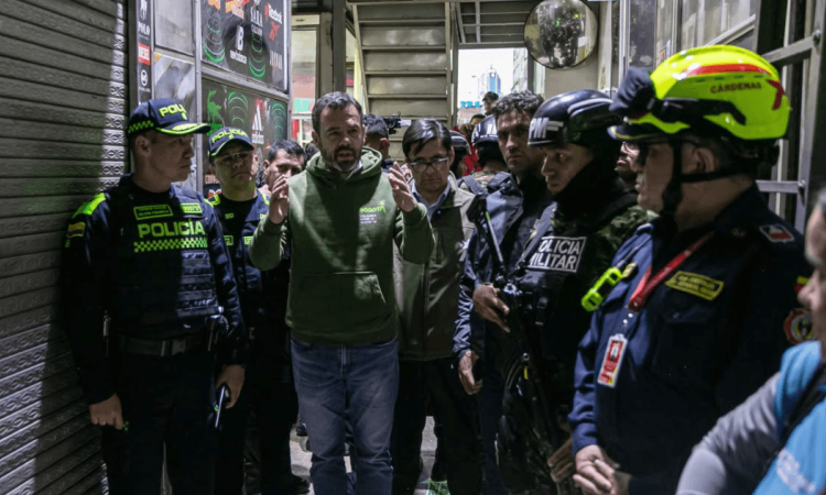 Alcalde Galán durante operativo en San Victorino.