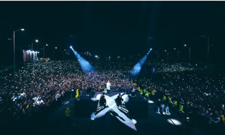 Imagen de la tarima de Hip Hop al Parque y de fondo se ve miles de asistentes.