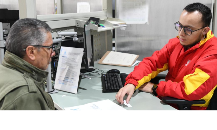Foto de un funcionario ayudando a un ciudadano 
