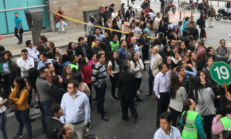 Imagen de referencia al Simulacro Bogotá 2026 donde se muestra a un grupo numeroso de personas reunidas en un espacio urbano al aire libre, distribuidas sobre una vía peatonal y zonas aledañas.