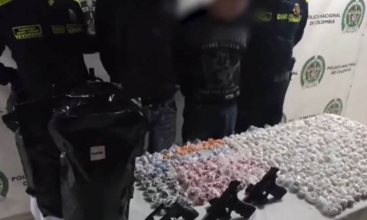 Foto de un capturado junto a la Policía