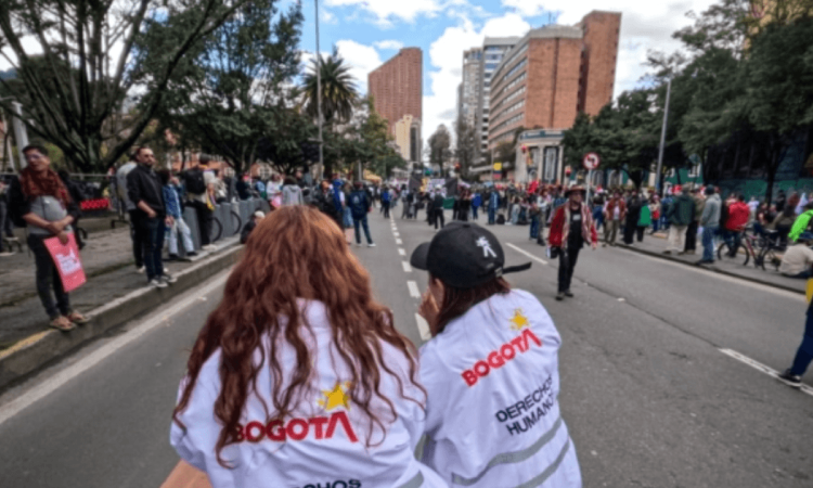 Foto de gestoras de diálogo acompañando una marcha en Bogotá.
