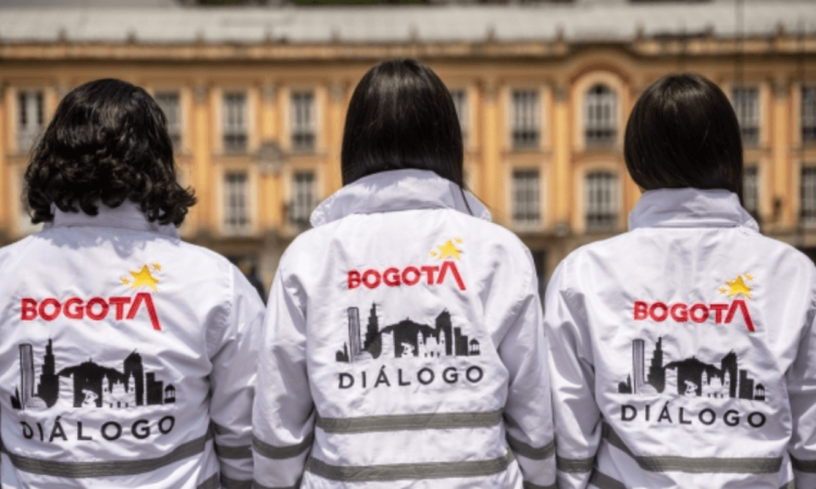 Gestoras de diálogo social en la Plaza de Bolívar.