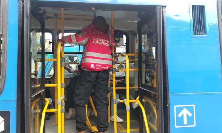 Foto de un gestor de convivencia en un bus