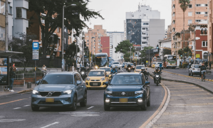 Foto de vehículos transitando por vías de Bogotá.