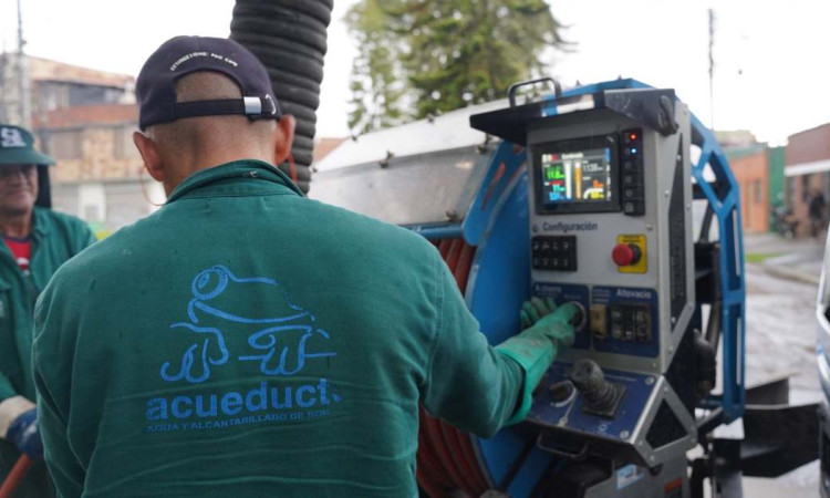 Foto que muestra personas con el uniforme del Acueducto de Bogotá