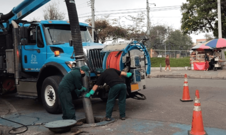 Foto que muestra trabajadores del Acueducto de Bogotá
