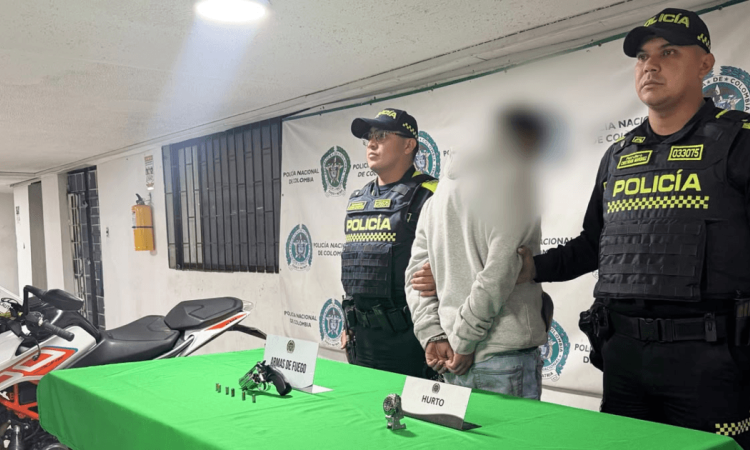 Hombre capturado en medio de dos policías.