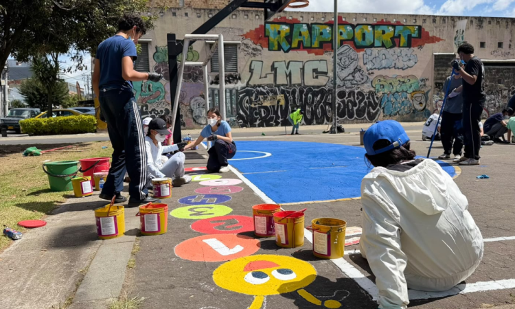 Foto de ciudadanos de Barrios Unidos pintando una cancha de fútbol 