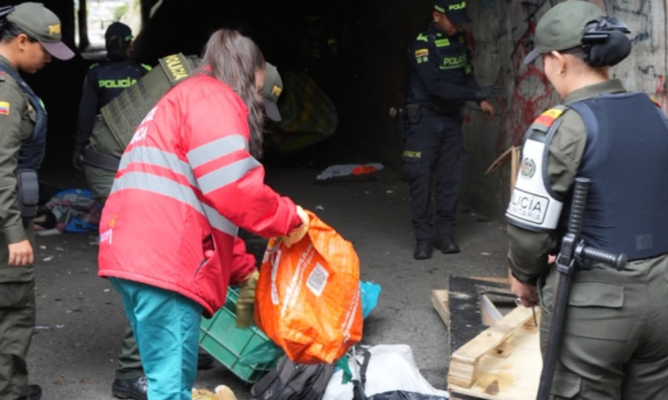 Foto de funcionarios del Distrito en un operativo de limpieza 