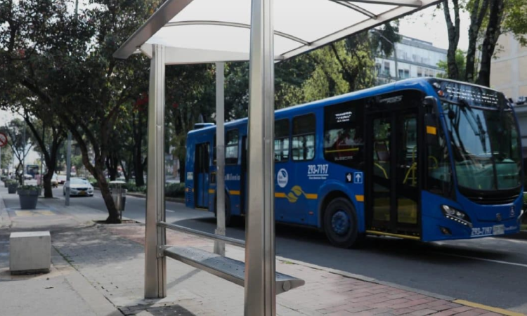 Foto de un bus TransMiZonal en una vía de Bogotá