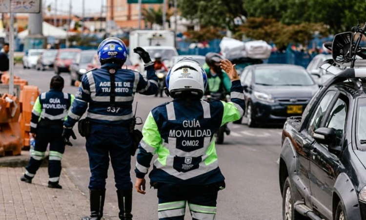 Foto de agentes de tránsito en una vía
