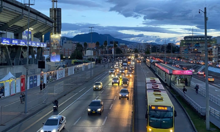 Foto de El Campín en Bogotá y varios vehículos entre estos buses de TransMilenio