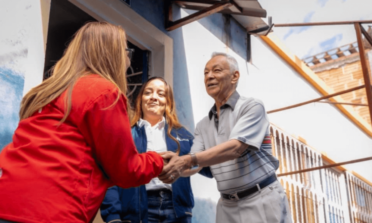 Foto que muestra un hombre y una mujer que se dan la mano 