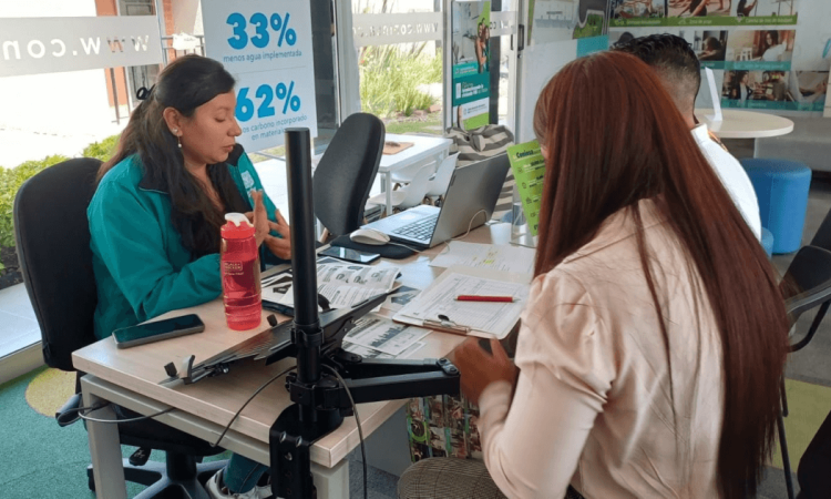 Foto que muestra personas hablando en una oficina 