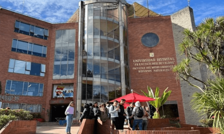 Foto que muestra una fachada en ladrillo con un letrero que dice Universidad Distrital Francisco José de Caldas en Bogotá 
