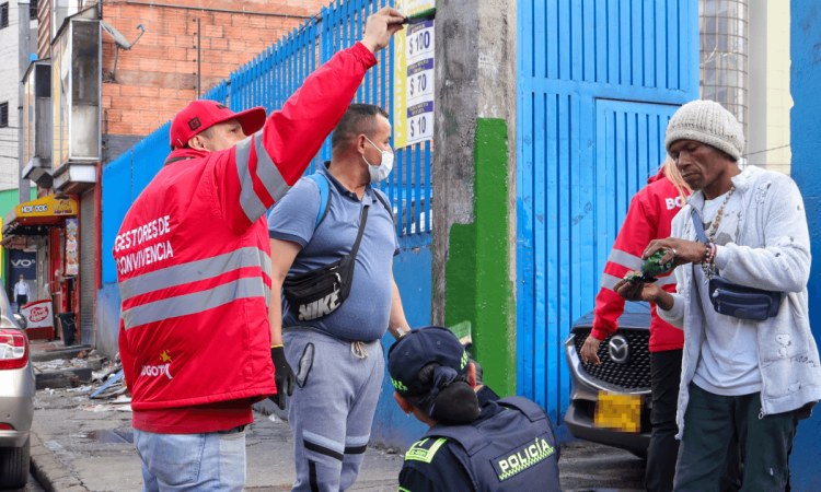Foto de funcionarios y personas con comparendos durante jornada de limpieza del espacio público en San Andresito San José.
