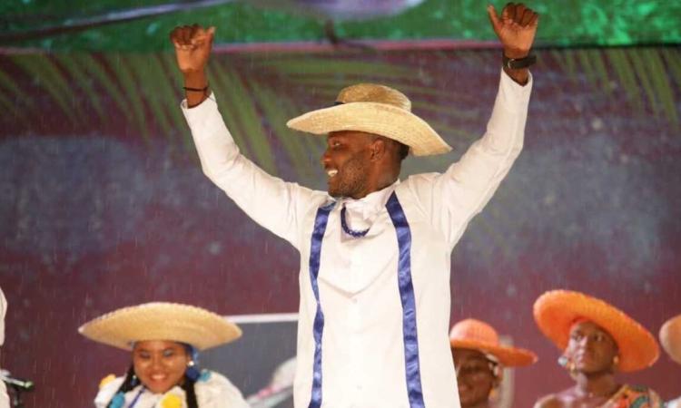 persona alegre con los brazos abiertos