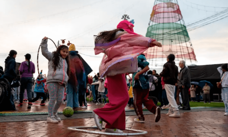 Imagen de un grupo de artistas en escena en un parque.
