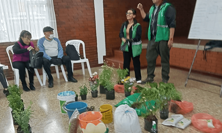 Equipo del Jardín Botánico de Bogotá capacita a personas mayores de San José de la Granja sobre el jardín biodiverso de su barrio.
