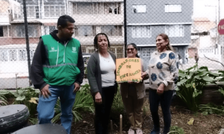 Personas mayores de La Granja comparten con personal del Jardín Botánico de Bogotá en jardín biodiverso creado para el bienestar de la comunidad