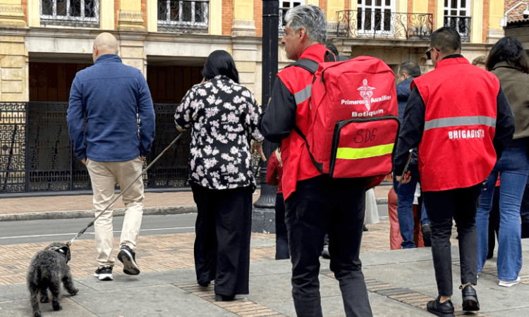 Brigadistas del Simulacro Bogotá 2026 se reúnen en la Plaza de Bolívar durante el ejercicio del miércoles 21 de octubre.