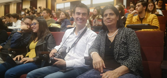 Mamá e hijo en la Universidad Externado.