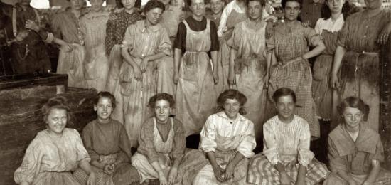 Niñas y mujeres trabajadoras textiles en 1908